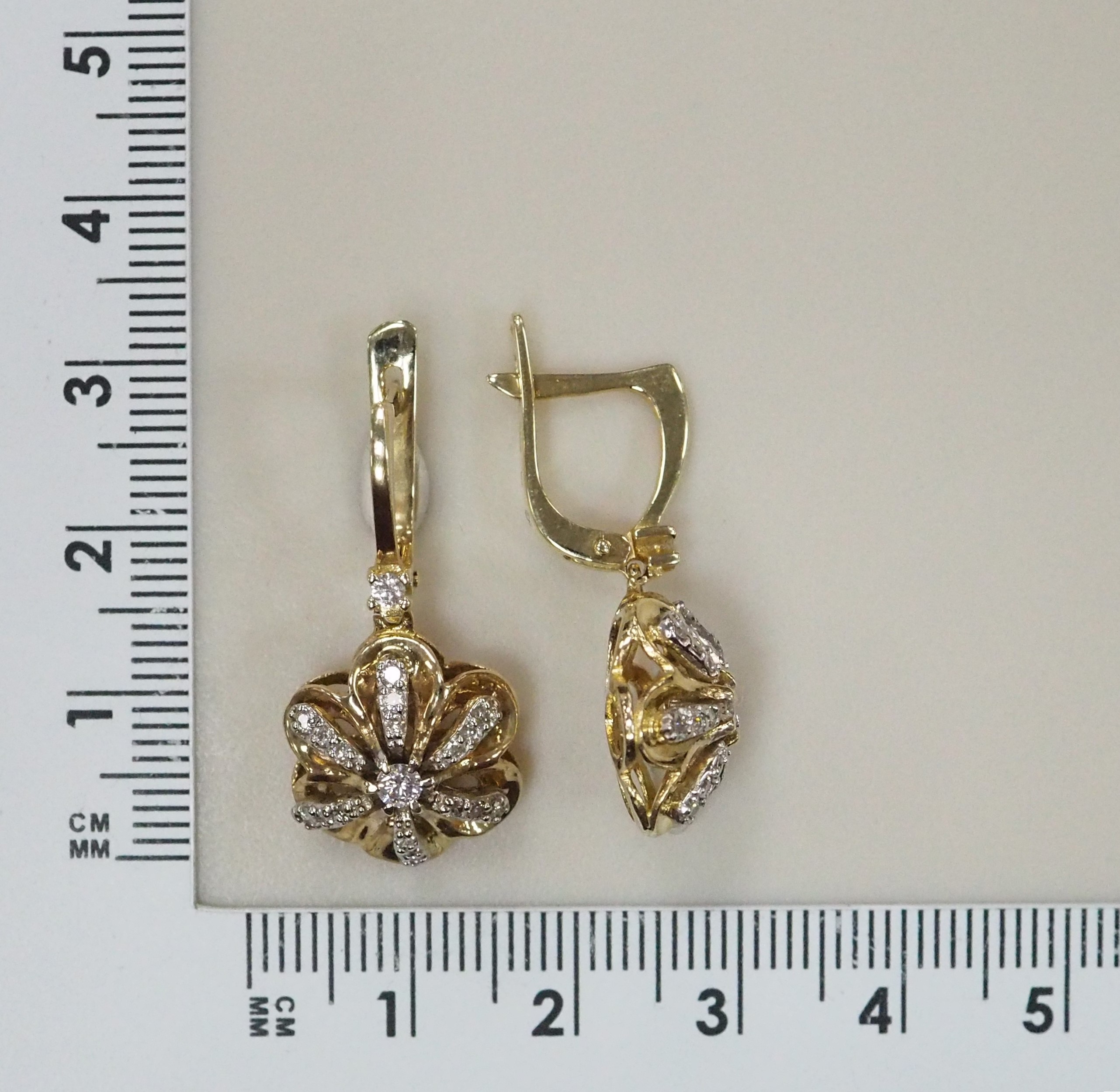 Серьги из комбинированного золота с бриллиантами "Цветы"